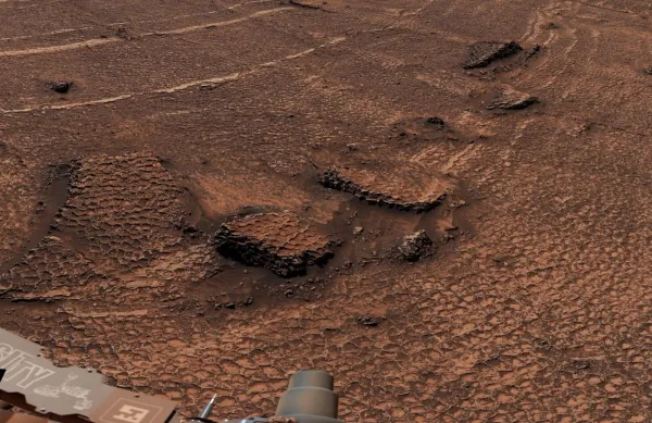 NASA-nın "Curiosity" marsoxodu Marsda nəhəng çoxbucaqlı strukturlar sahəsi tapıb
