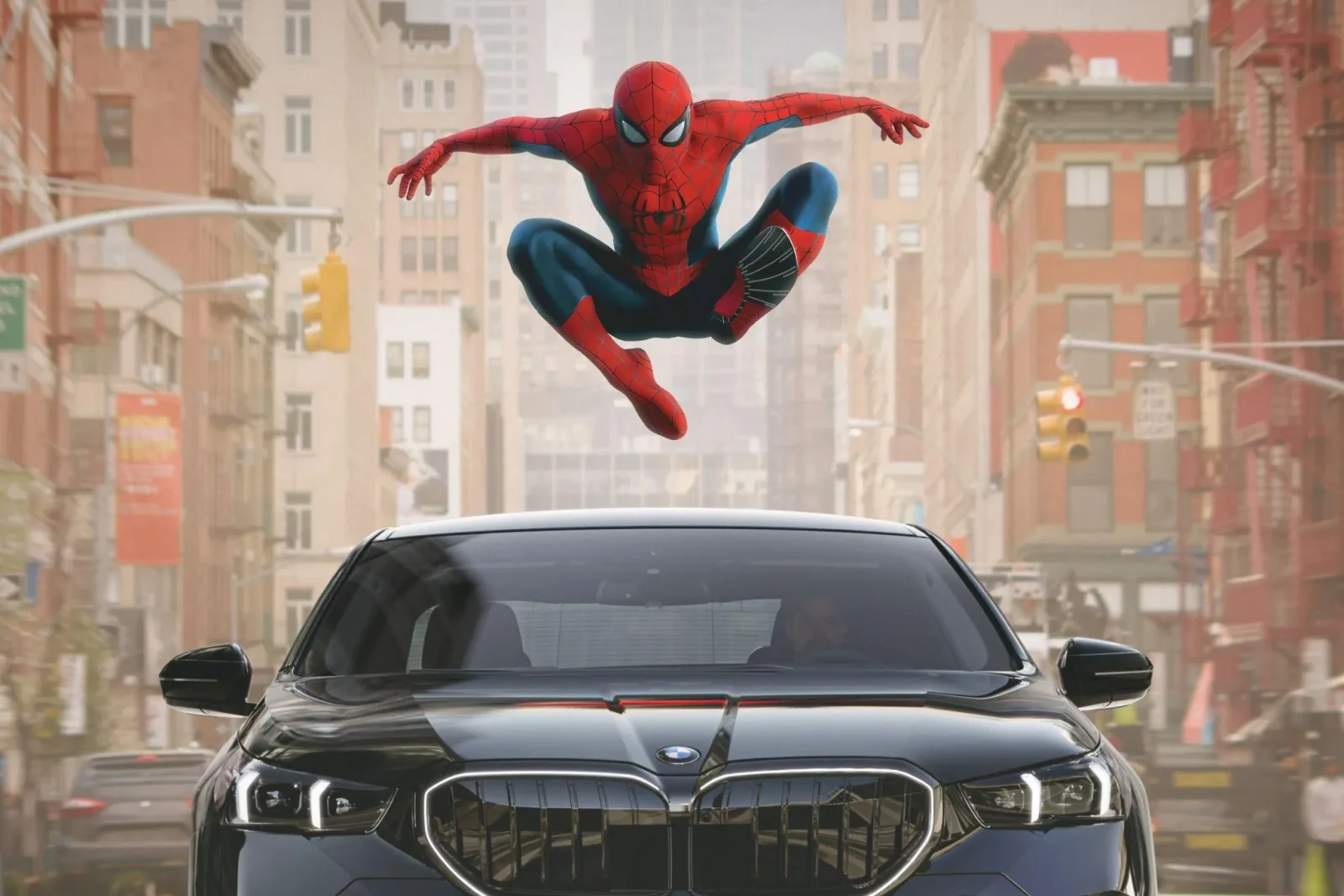 BMW avtomobillərinin idarəetmə panelində “Spider-Man” reklamları nümayiş olunur