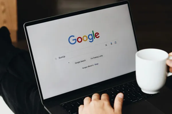 Google axtarış sisteminin əsas səhifəsində "Axtarış" düyməsini süni intellekt alətləri ilə əvəzləyir