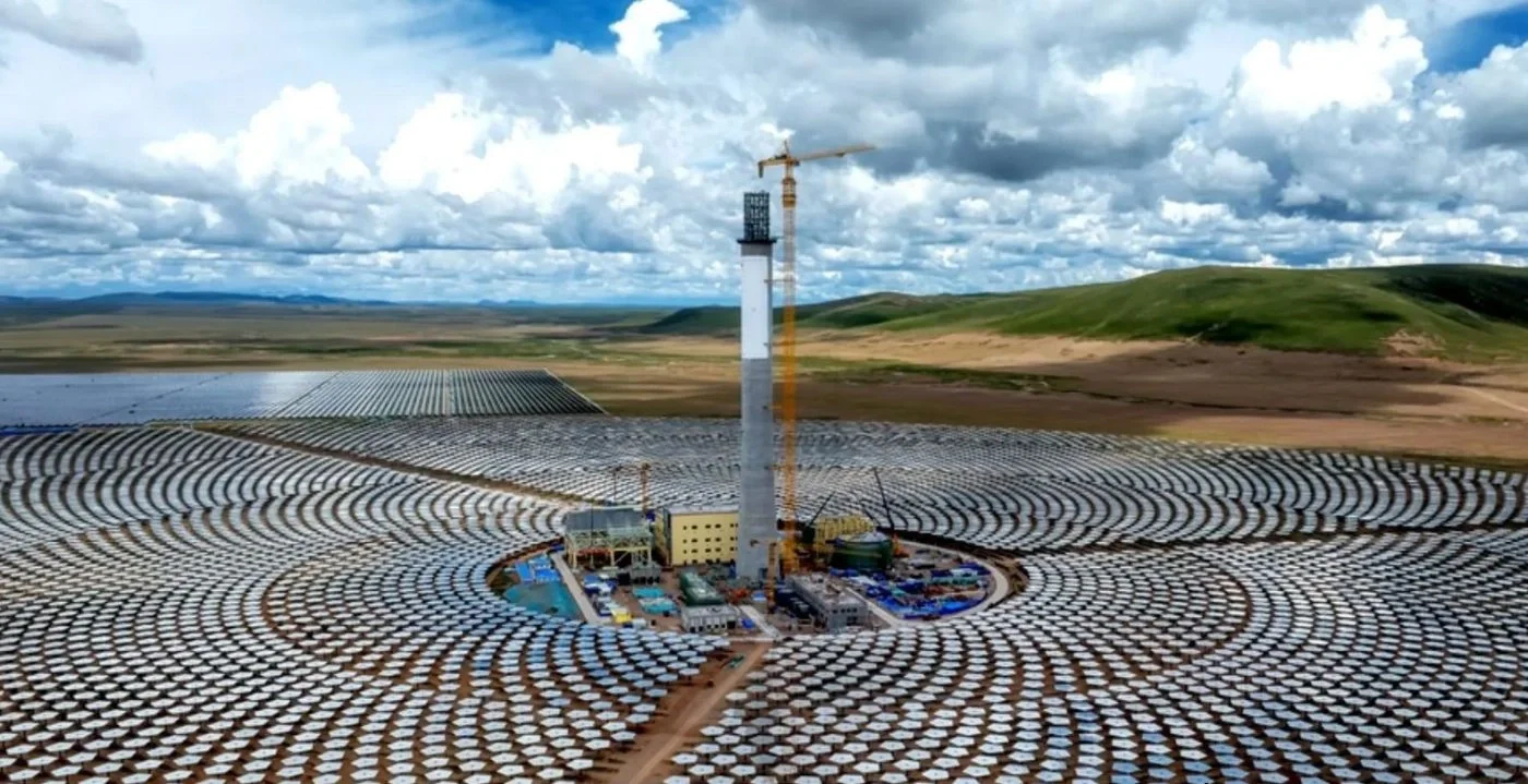 Çində dünyanın ən yüksək dağlıq günəş elektrik stansiyası: 15 927 güzgü quraşdırıldı