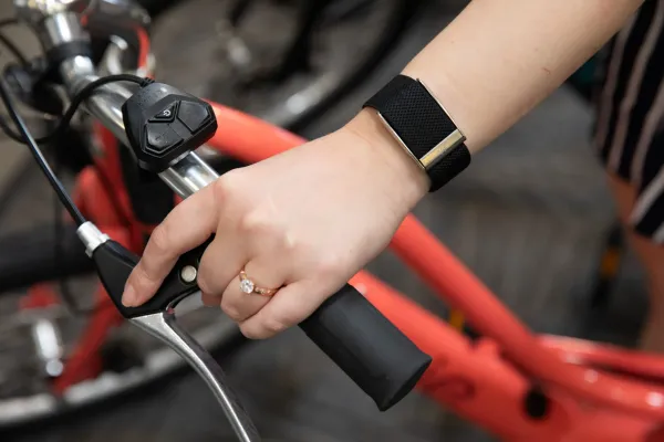 Wearable texnologiyalarda minimalizm: Ekranlı saatlardan imtina dövrü başlayır?
