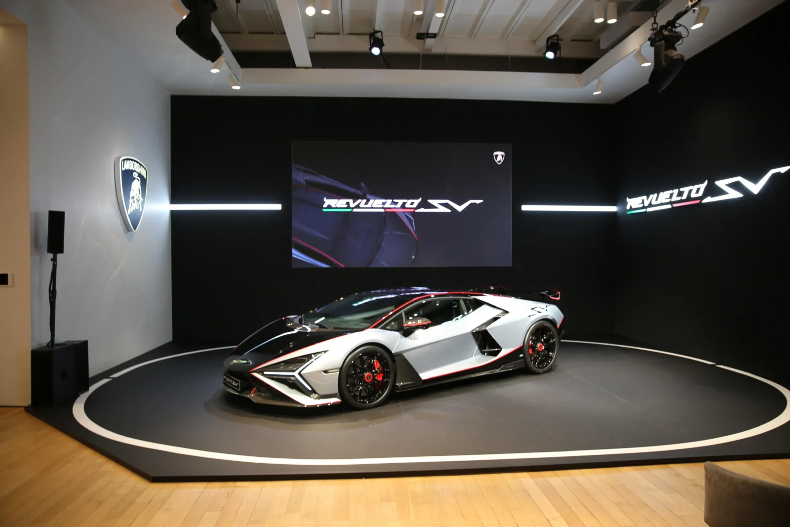 Lamborghini öz flaqmanı Revuelto-nu yeni SV versiyası ilə gücləndirdi