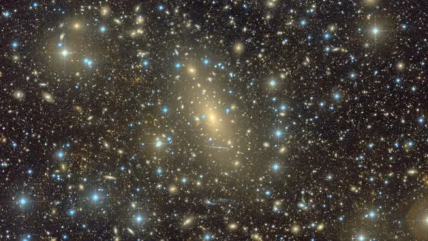 Astronomlar ən böyük qalaktikanı aşkar etdilər: IC 1101 “Süd Yolu”ndan 17 dəfə böyükdür