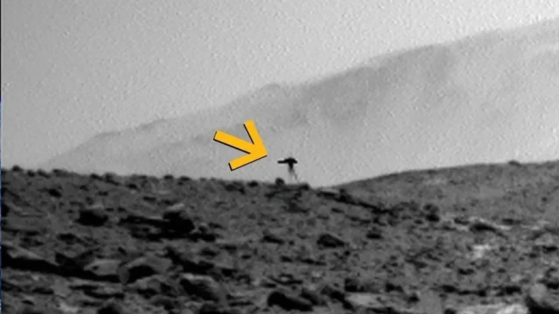NASA-nın "Curiosity" марсоходу Marsda "yadplanetli" obyekt çəkib?