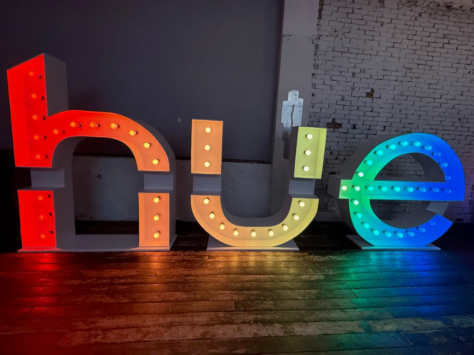 Philips Hue istifadəçilərə süni intellektlə işıqlandırma ssenariləri yaratmağa imkan verəcək