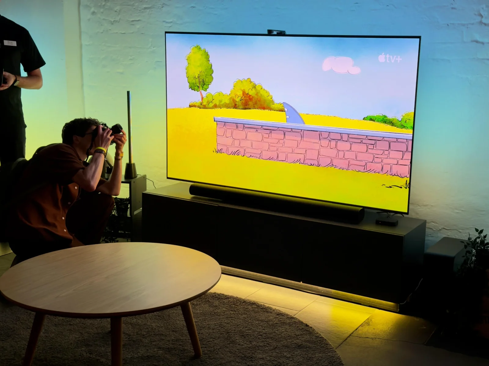 Philips Hue televizorlar üçün yeni, daha əlçatan işıqlandırma həllərini satışa çıxarıb