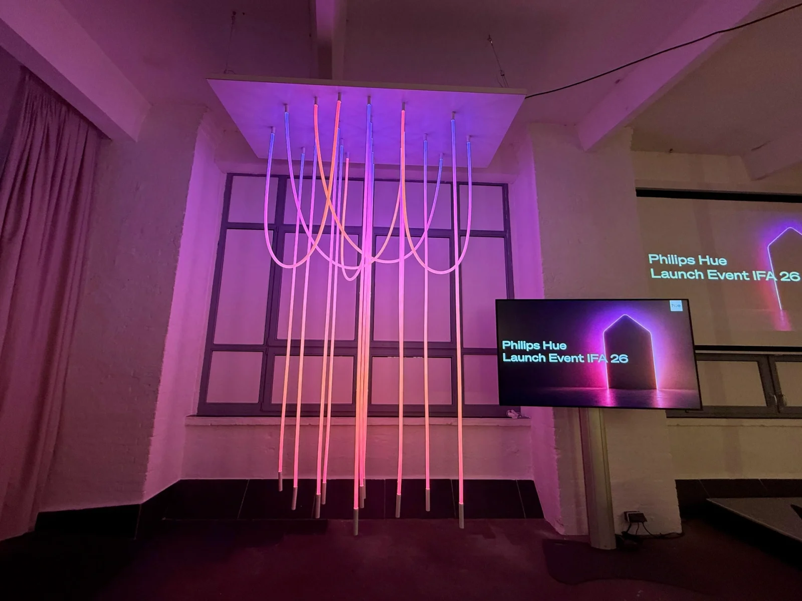 Philips Hue ev interyeri üçün yeni 'Liane' və 'Signe' işıqlandırma həllərini tanıdıb