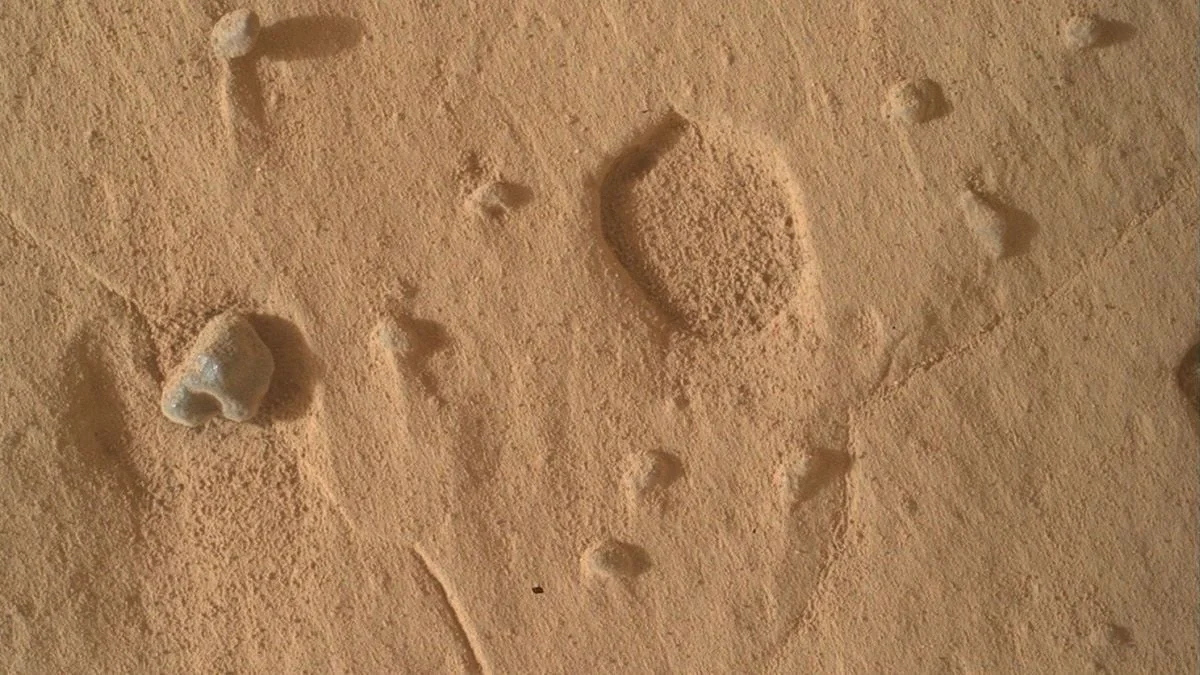 NASA-nın "Curiosity" marsoxodu Marsda izaholunmaz dəliklər aşkar edib