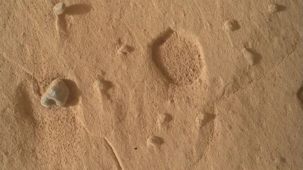 NASA-nın "Curiosity" marsoxodu Marsda izaholunmaz dəliklər aşkar edib