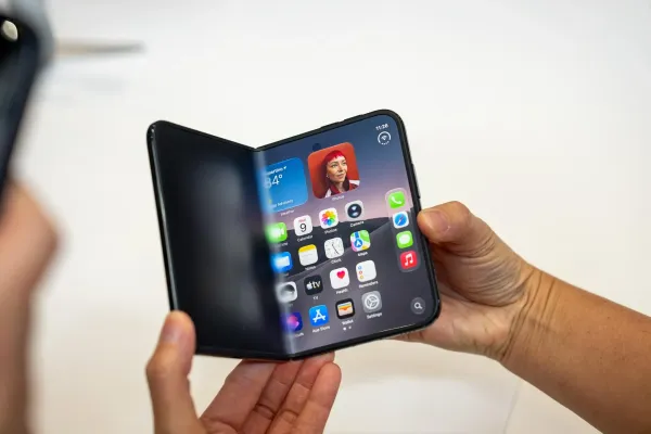 Apple-in ilk qatlana bilən smartfonu: "iPhone Duo" ilə bağlı ilk təəssüratlar