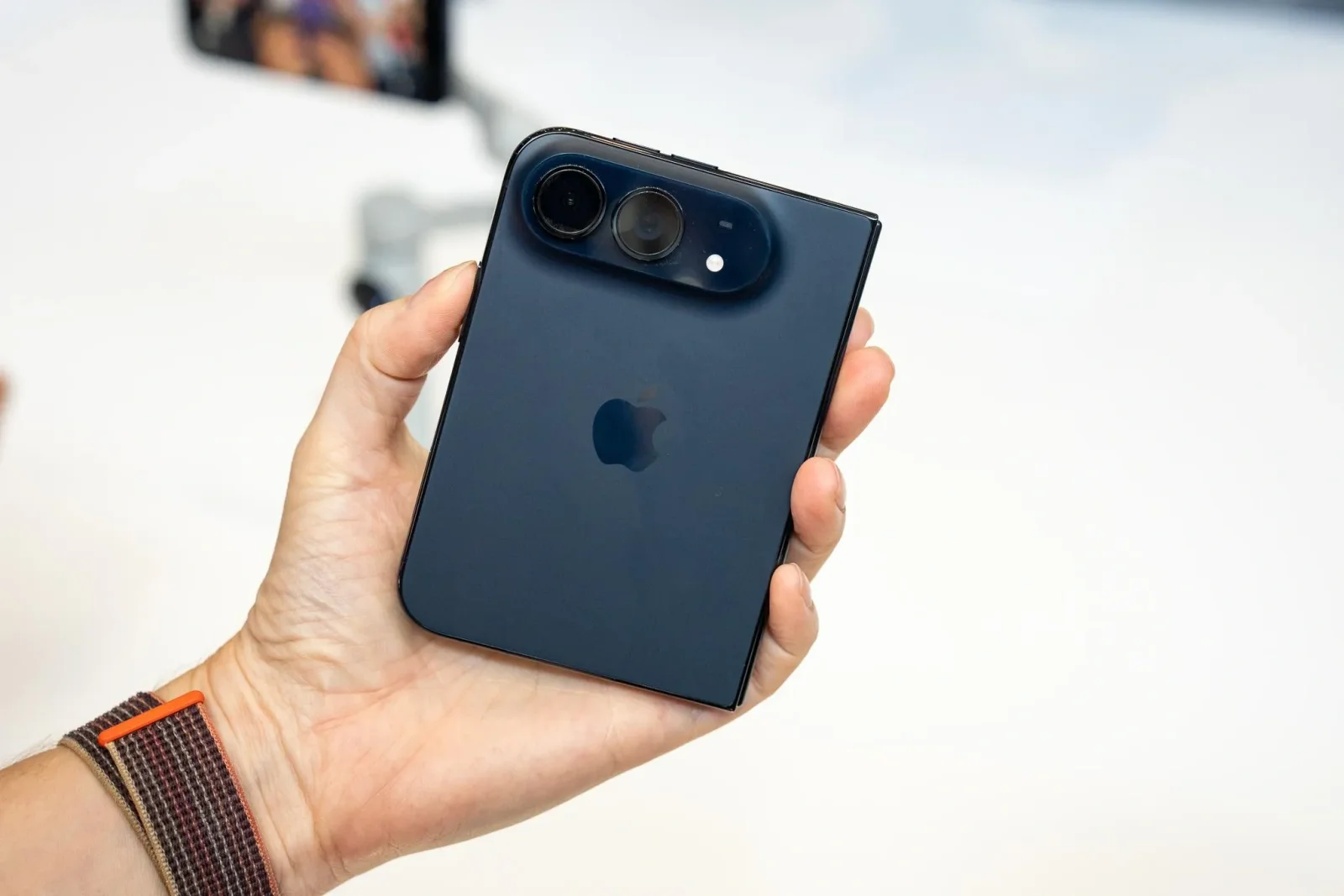 Apple ilk qatlana bilən smartfonu "iPhone Duo"nu təqdim etdi: İlkin təəssüratlar