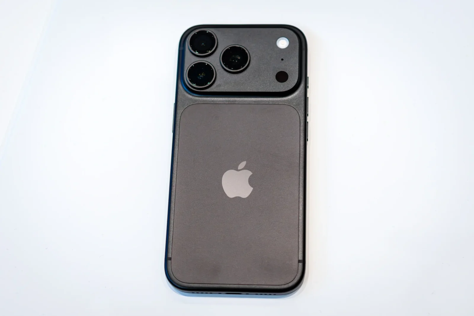 Apple yenidən qara rəngli "iPhone Pro" modellərini təqdim edir