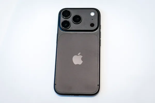 Apple yenidən qara rəngli "iPhone Pro" modellərini təqdim edir