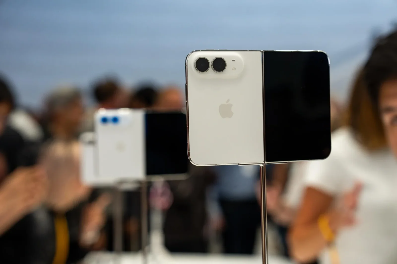 Apple-ın ilk qatlana bilən smartfonu: "iPhone Duo" rəqibləri ilə necə müqayisə olunur?