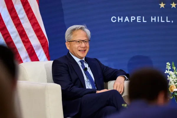 Jensen Huang səhnədə Donald Trampı telefonla danışdıraraq süni intellektlə bağlı fikirlərini bölüşüb