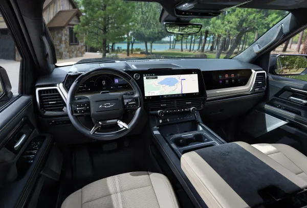 General Motors öz yük maşınlarında yeni proqram təminatı və CarPlay inteqrasiyasını təqdim edir