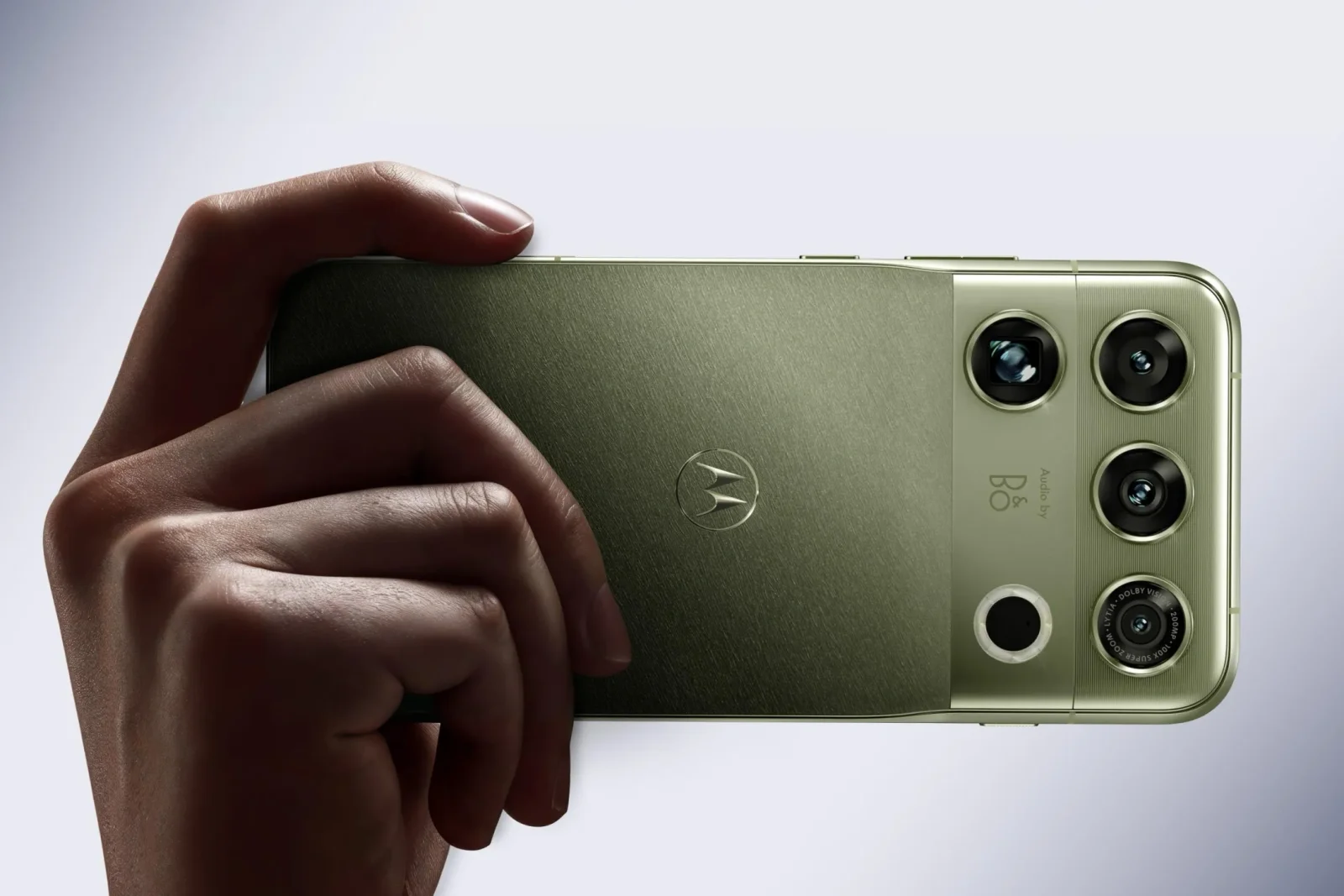 Motorola yeni flaqmanı "Signature 27" modelini və onun özəlliklərini açıqladı