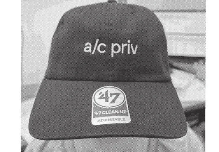 Meta əməkdaşlarının "a/c priv" yazılı papaqları məhkəmə qalmaqalına səbəb olub