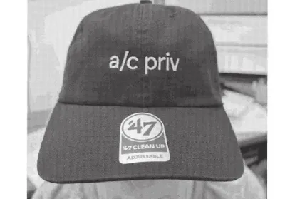 Meta əməkdaşlarının "a/c priv" yazılı papaqları məhkəmə qalmaqalına səbəb olub