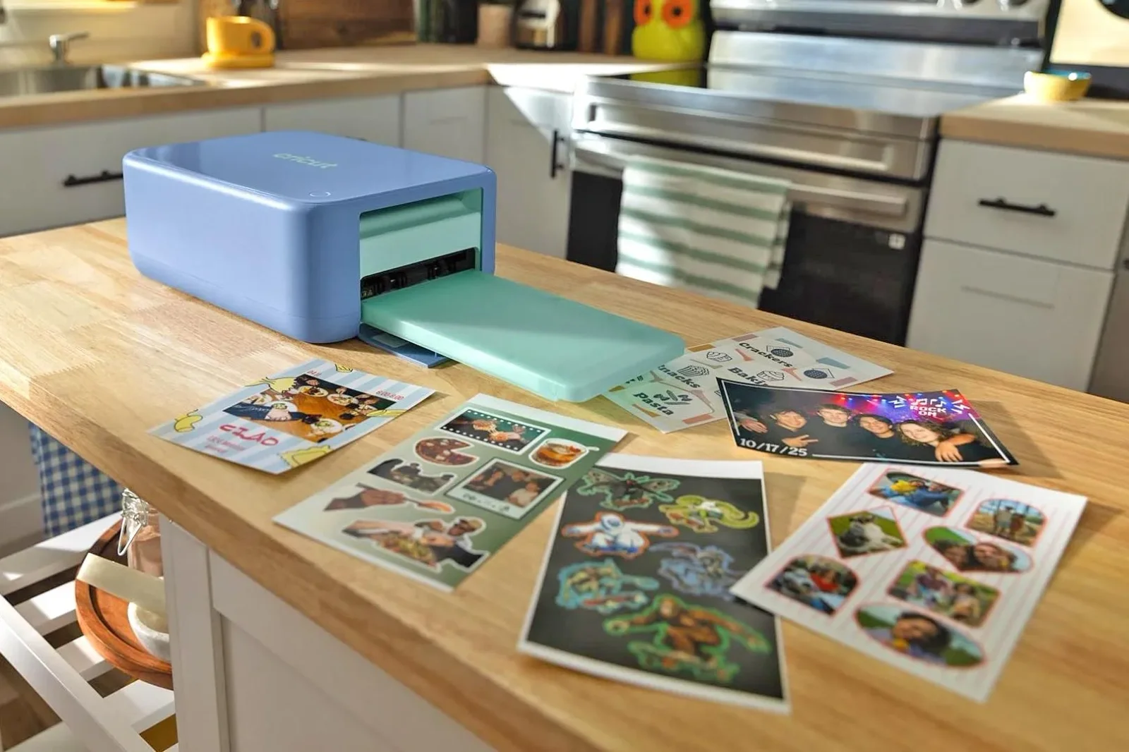 Cricut şirkəti stiker çapı və kəsimi üçün yeni kompakt qurğularını təqdim edib