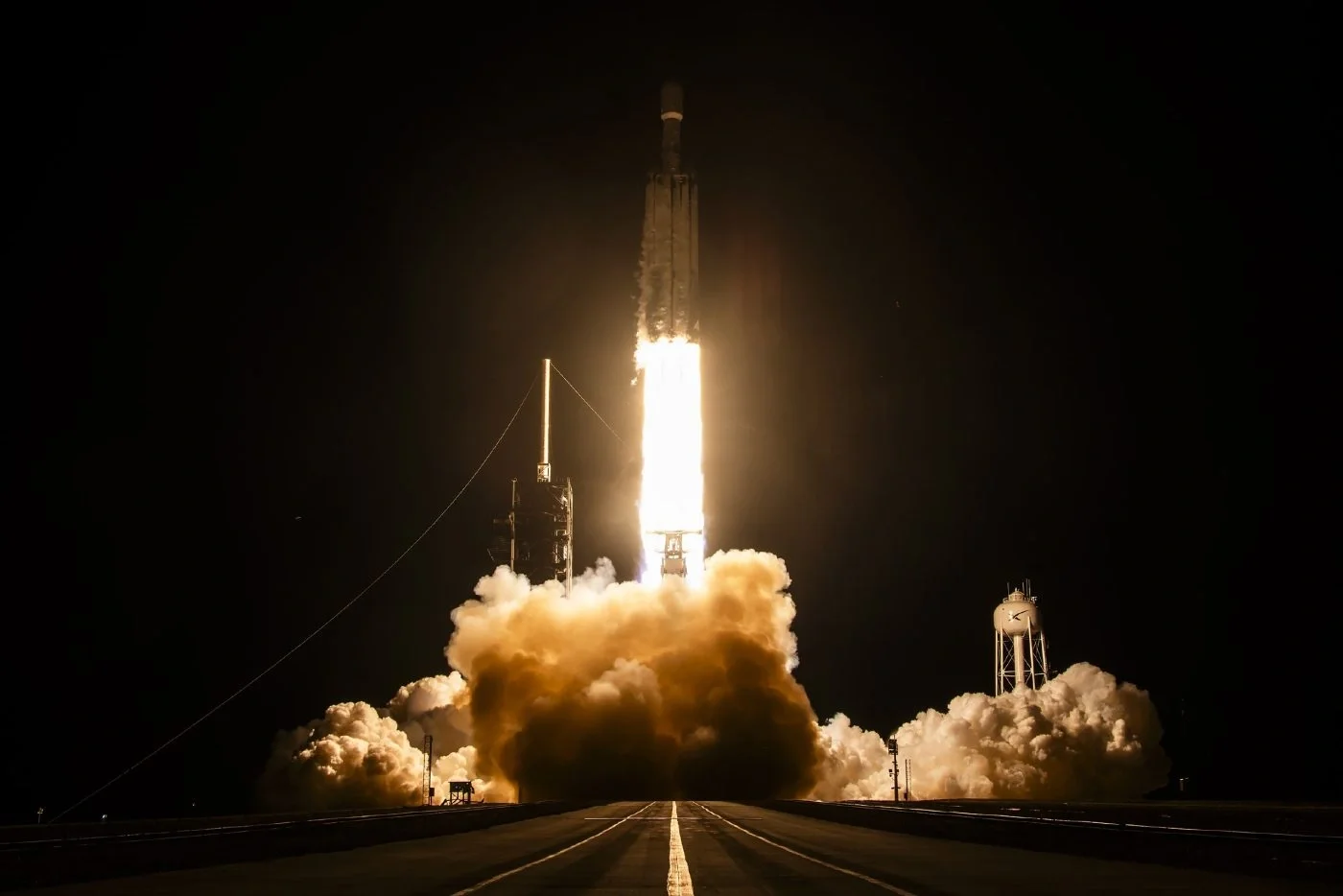 SpaceX-in "Falcon Heavy" raketi ilk dəfə ABŞ kəşfiyyatı üçün məxfi missiyaya çıxdı