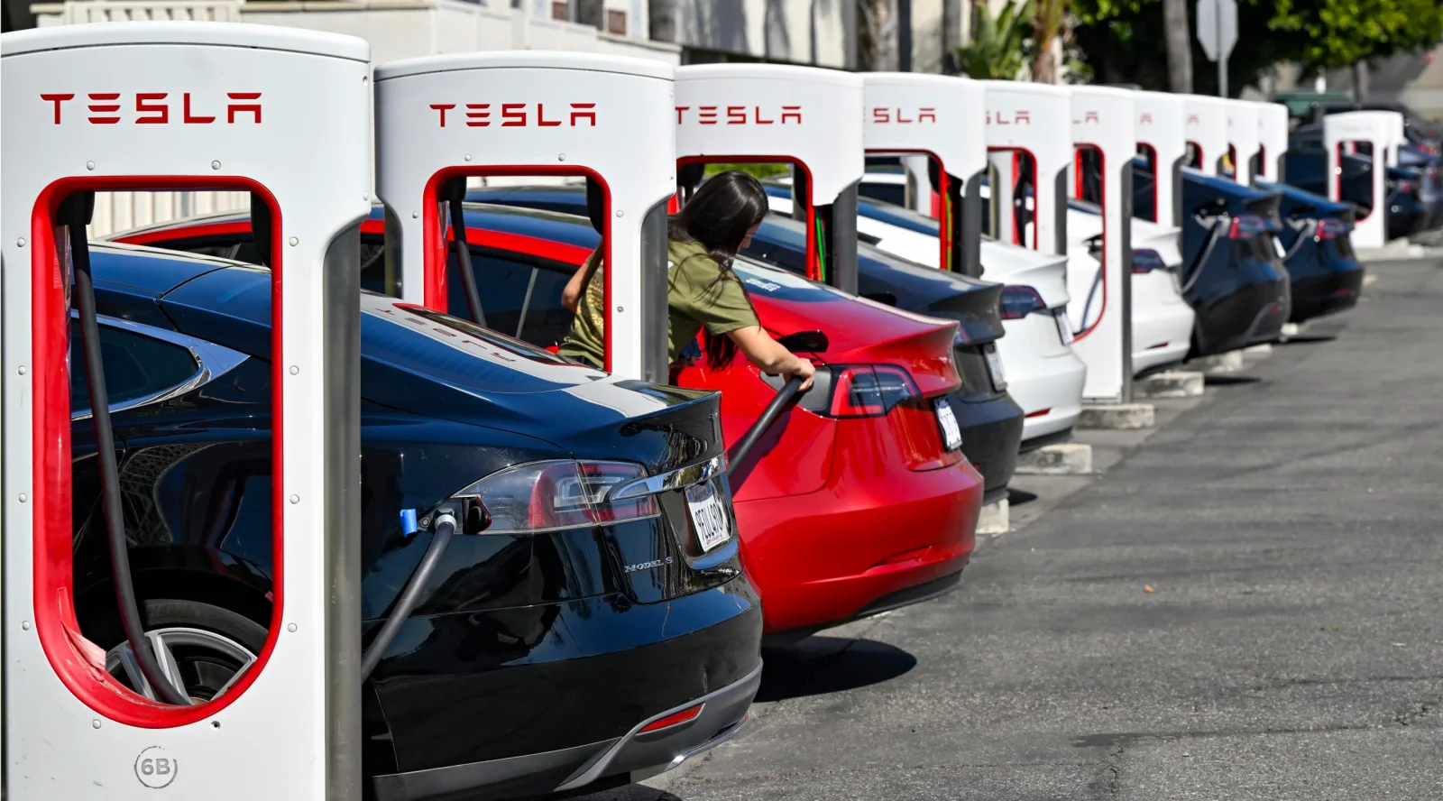 Tesla şarj zamanı təcili çıxış imkanı verən yeni funksiyanı istifadəyə verdi