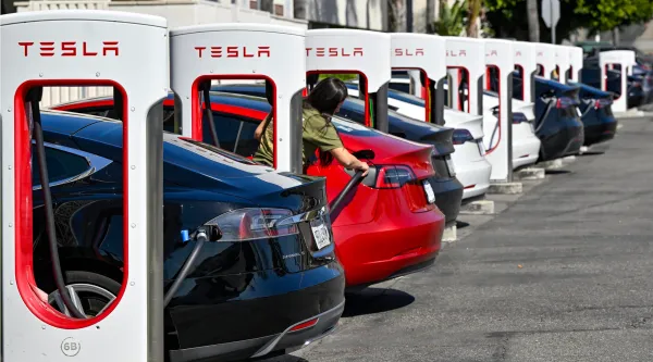 Tesla şarj zamanı təcili çıxış imkanı verən yeni funksiyanı istifadəyə verdi