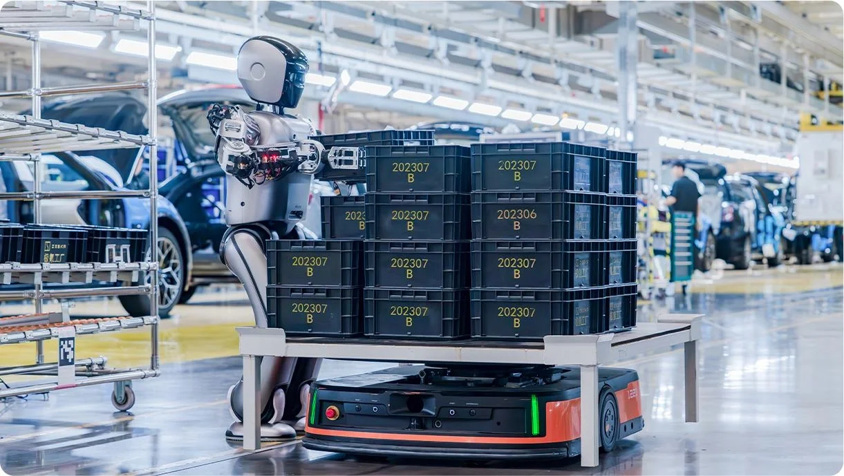 Volkswagen Çin istehsalı olan insanabənzər robotları zavod logistikasında sınaqdan keçirir