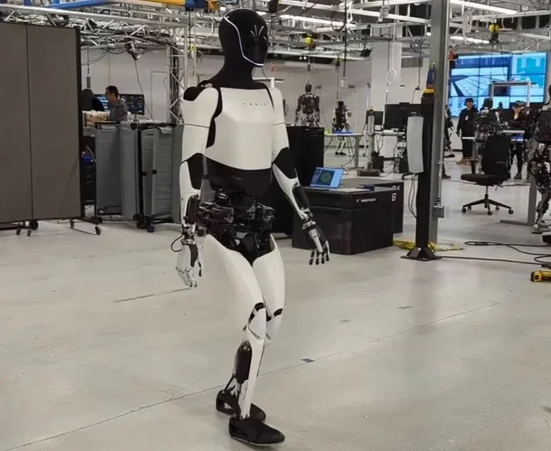 Tesla "Optimus" robotlarının operativ yaddaşını məhdudlaşdırıb