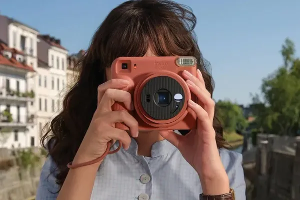 Fujifilm yeni "Instax Square 2" analoq kamerasını təqdim etdi