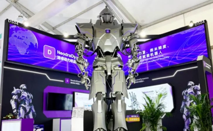 Çində 500 kiloqram yük qaldıra bilən 4 metrlik "Neo1" robotu nümayiş etdirildi