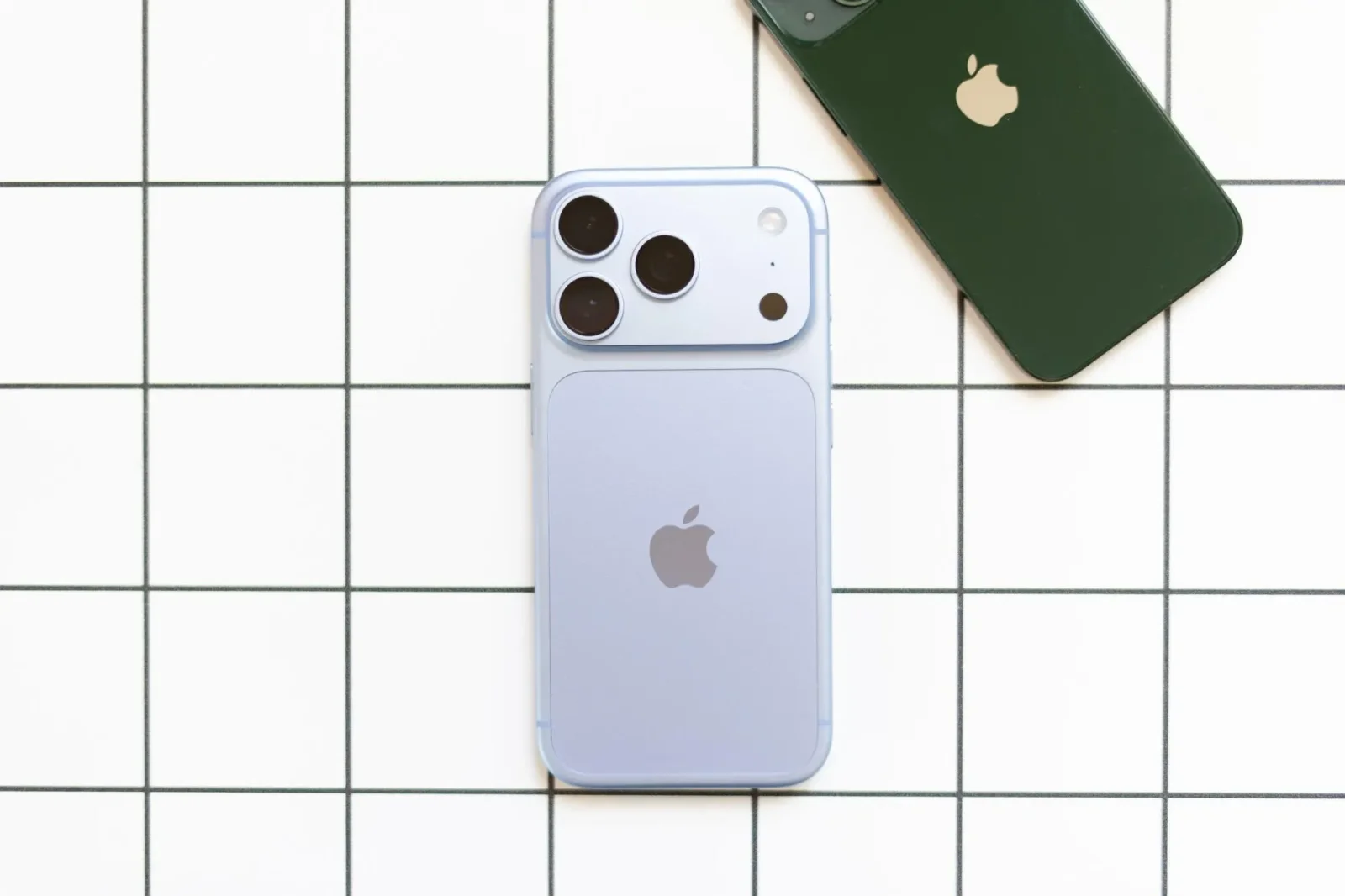 Apple-in yeni "iPhone Handoff" funksiyası: İki telefonda bir nömrə