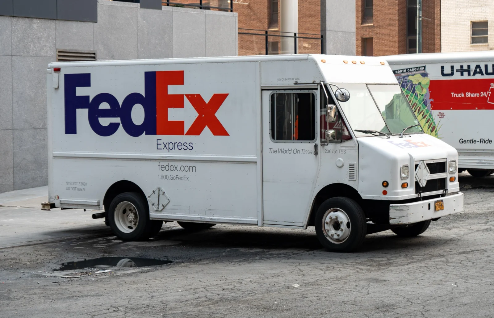 ABŞ-da FedEx yük maşınından 963 min dollar dəyərində kolleksiya kartları oğurlanıb