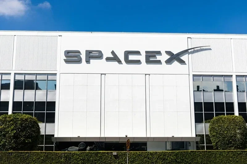 İlon Mask "Starlink Mobile" ilə ABŞ-ın mobil rabitə bazarına meydan oxuyur