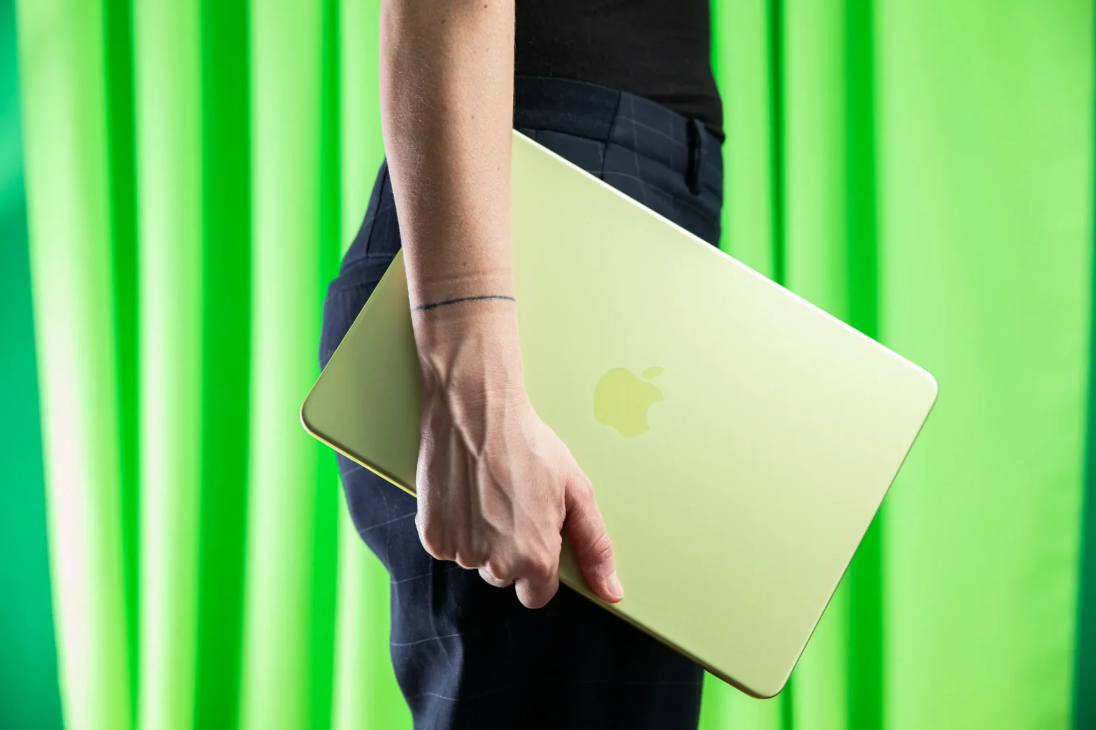Apple "MacBook Neo" modelinin tələbə qiymətlərini növbəti dəfə artırıb