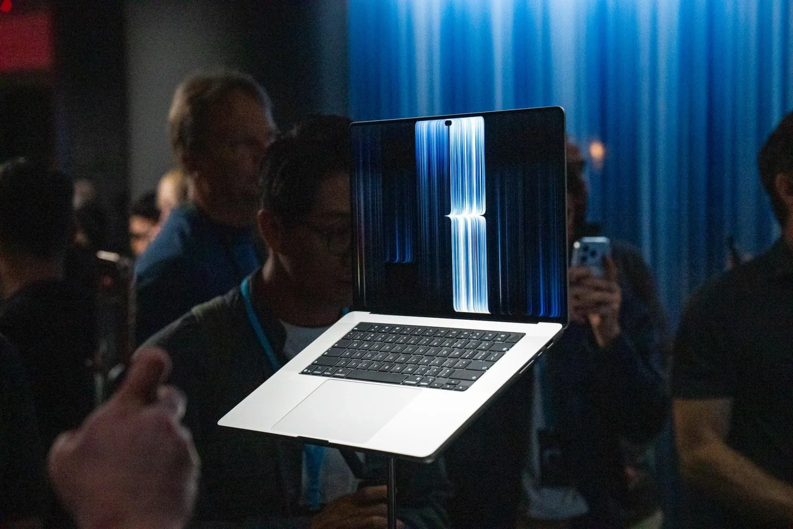 Apple şirkəti ilk dəfə sensor ekranlı "MacBook Pro" modelini istifadəyə verdi