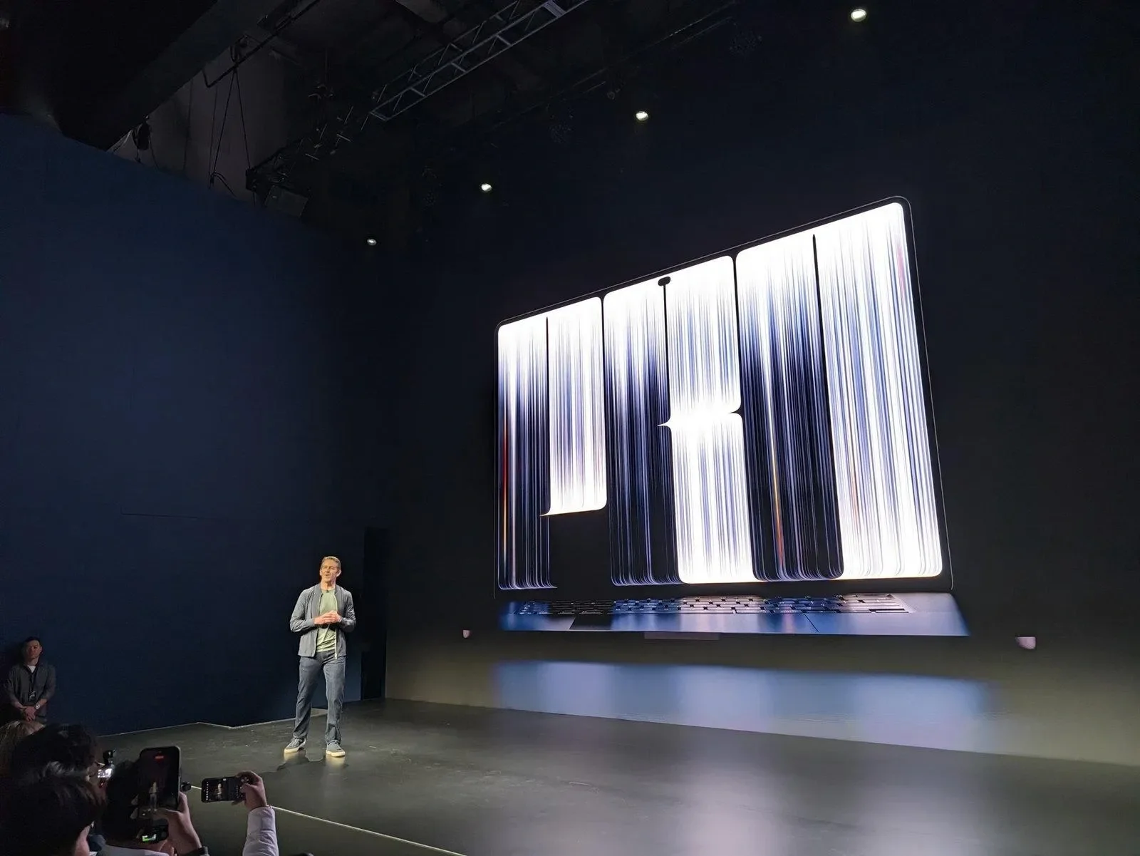 Apple ilk dəfə sensorlu ekranlı “MacBook Pro” noutbukunu elan etdi