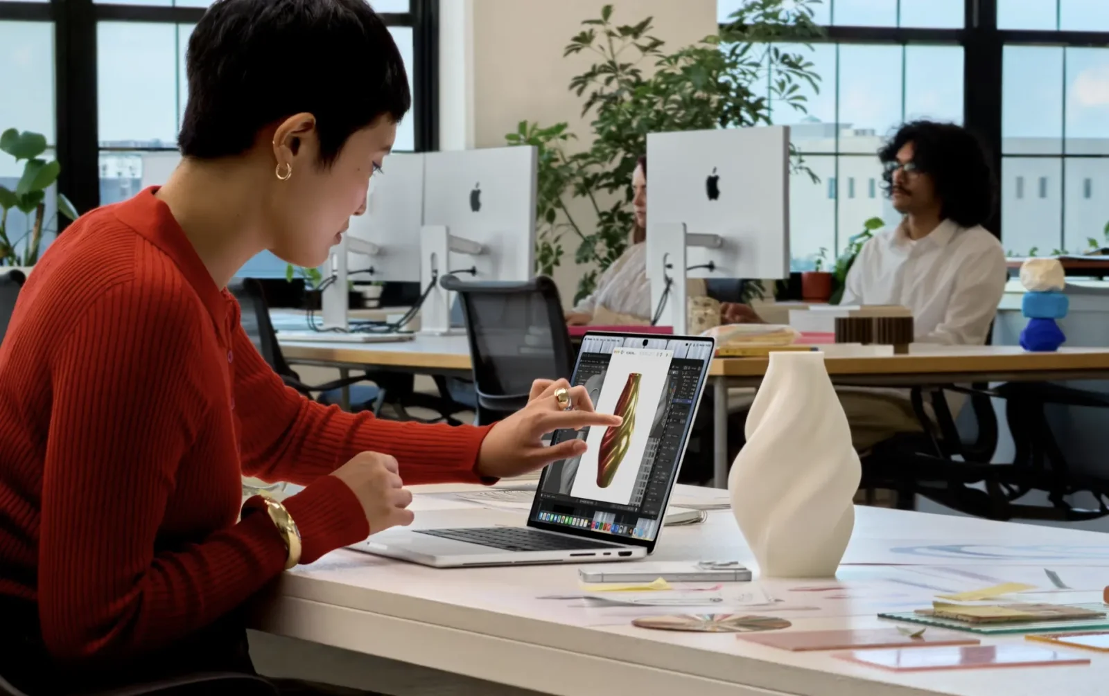 Apple ilk toxunuş ekranlı MacBook modelini və macOS yeniliklərini açıqladı
