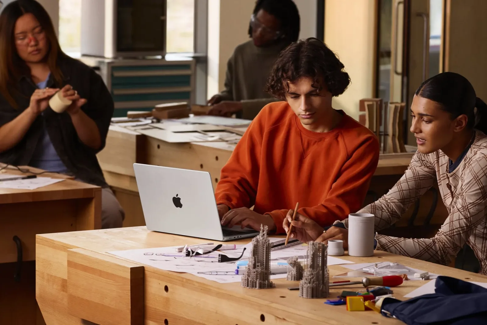 Apple yeni MacBook Pro, iMac və iPad Mini modellərini təqdim etdi