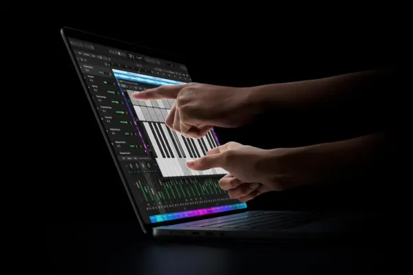 Apple 15 illik müqavimətdən sonra sensor ekranlı "MacBook Pro" təqdim etdi