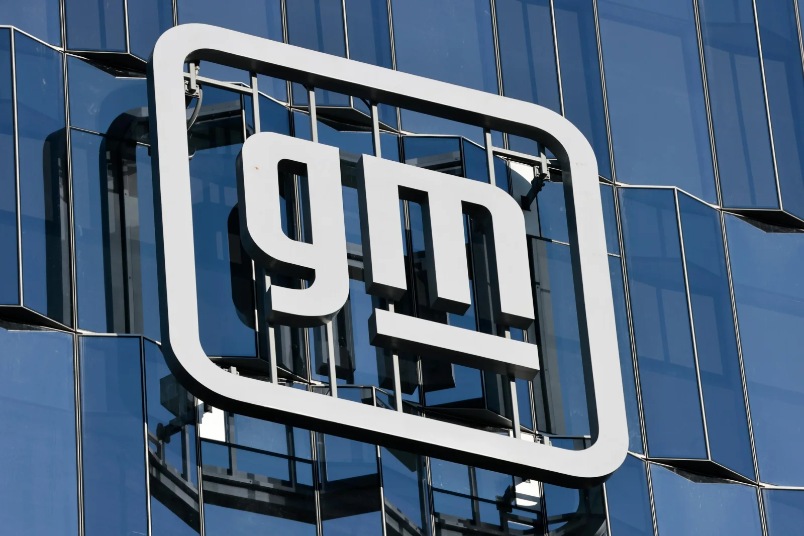 “General Motors” sürücü məlumatlarını qanunsuz satdığı üçün 220 milyon dollar ödəyəcək